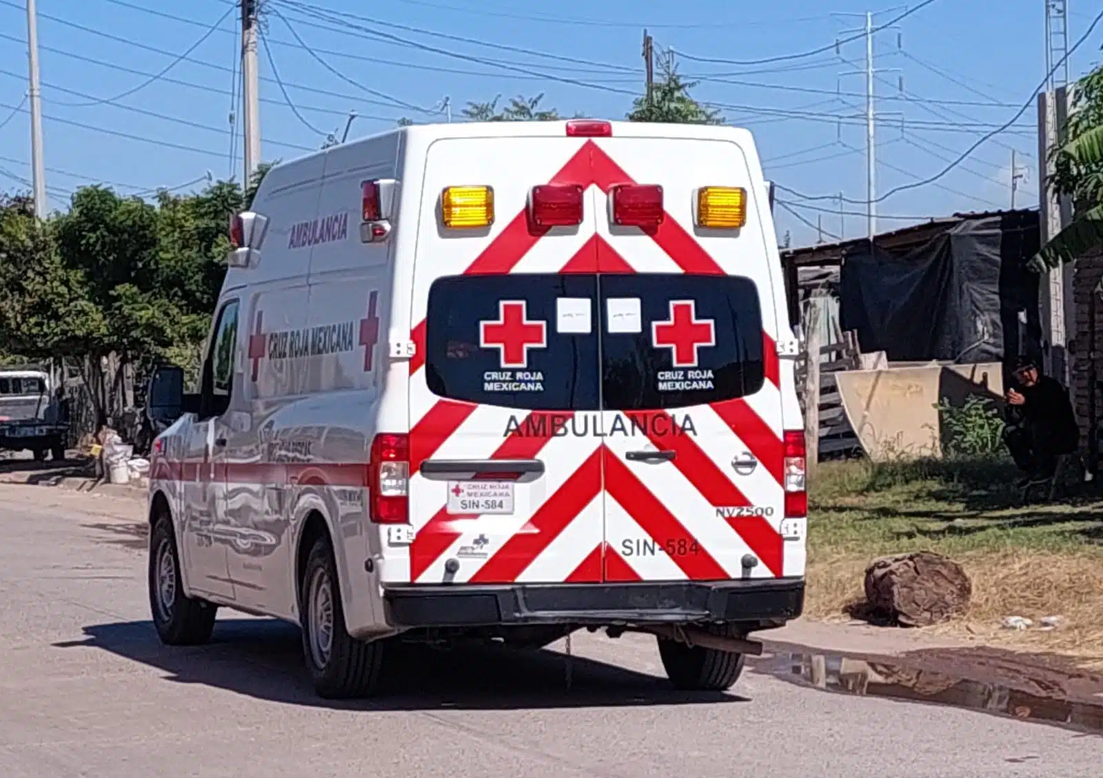 Localizan a un hombre lesionado del cuello en un camino de Taxtes, El Fuerte