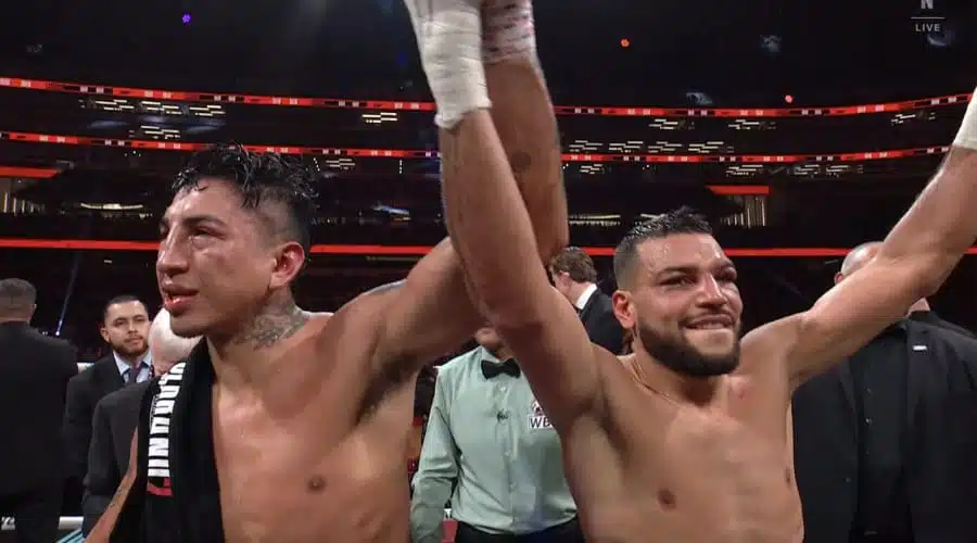 Abel Ramos y Mario Barrios al final de su pelea.