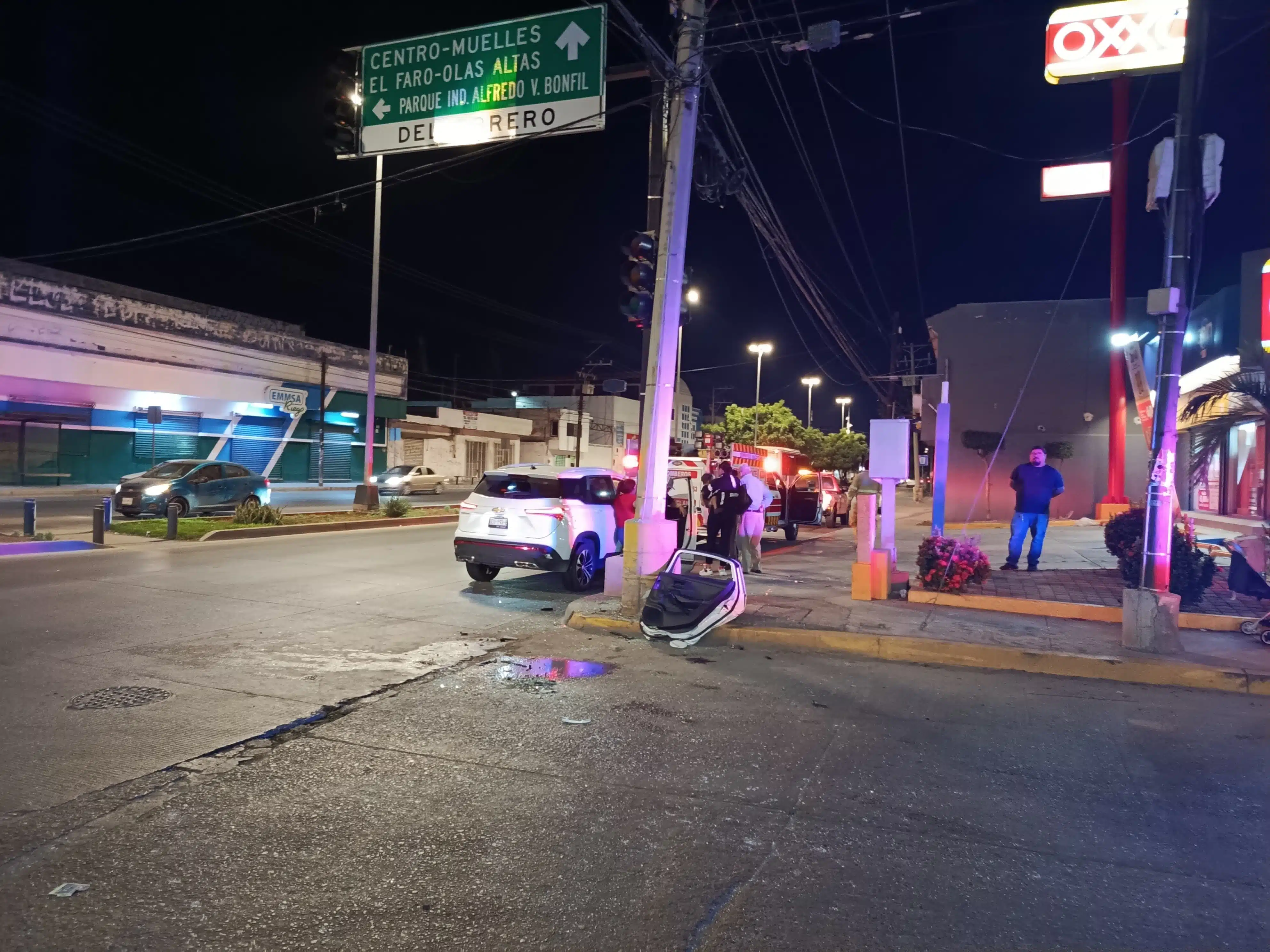 Las unidades involucradas tuvieron diversas afectaciones materiales tras el aparatoso accidente.