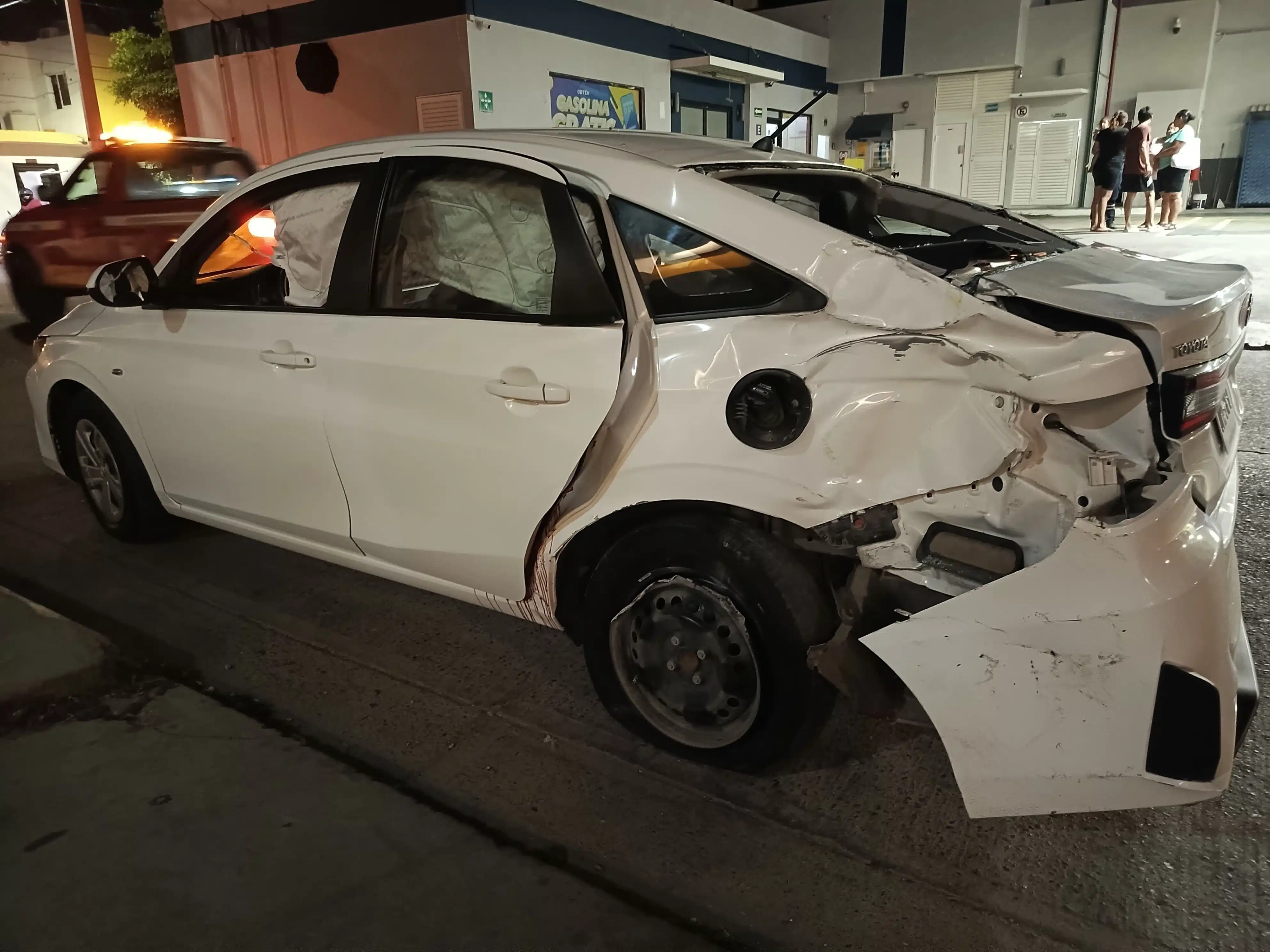 Las unidades involucradas tuvieron diversas afectaciones materiales tras el aparatoso accidente.