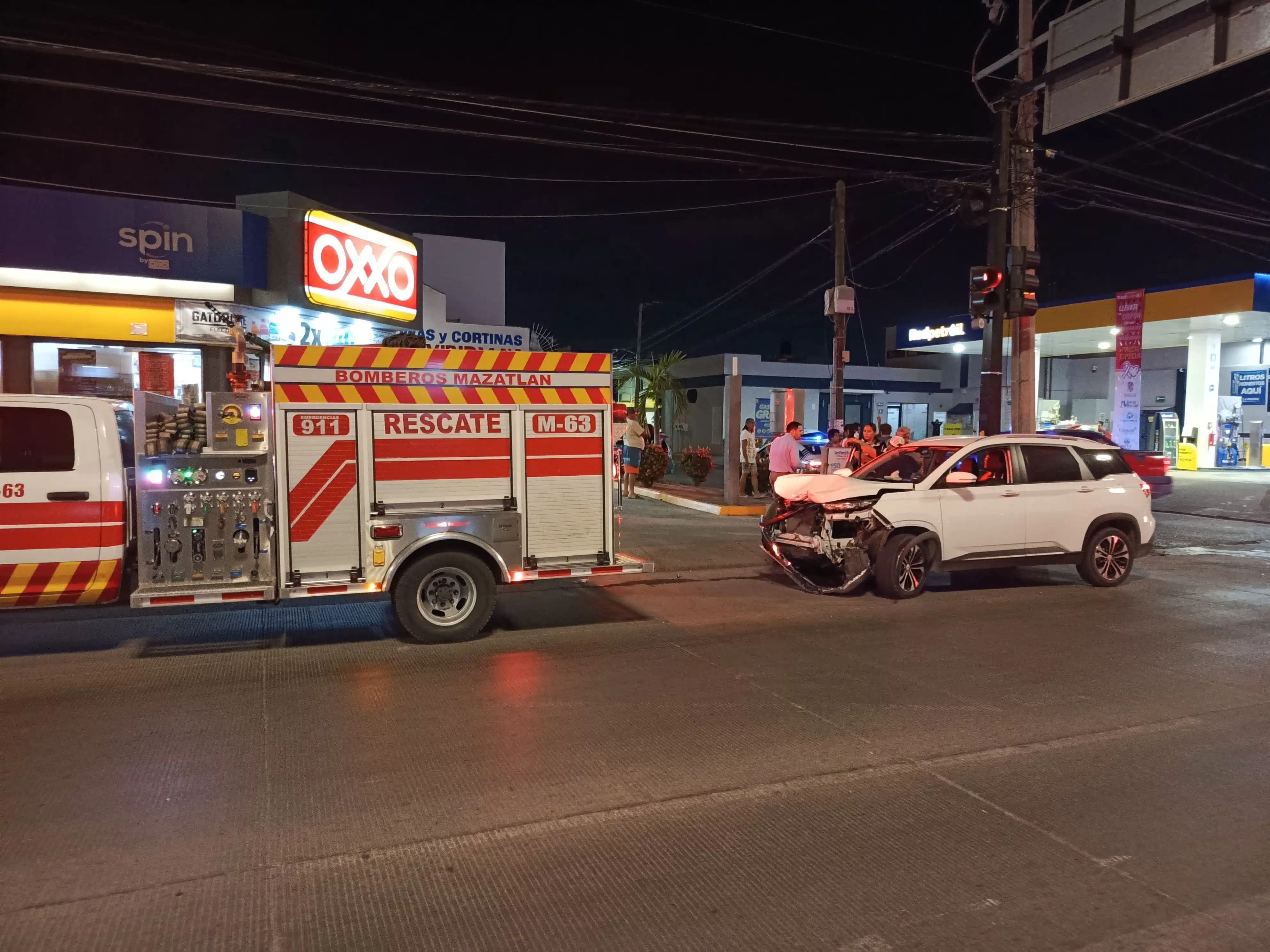 Las unidades involucradas tuvieron diversas afectaciones materiales tras el aparatoso accidente.