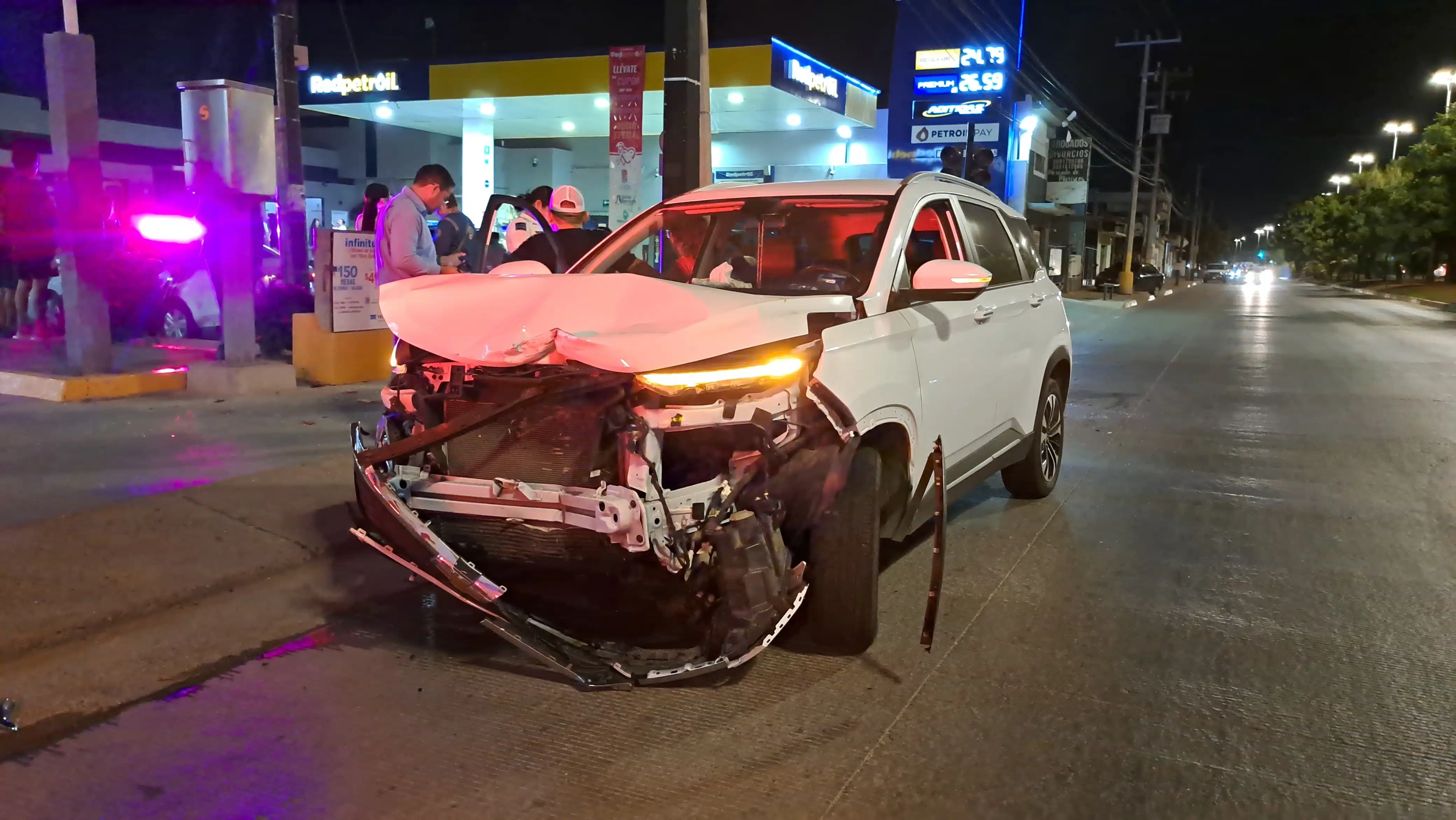 Las unidades involucradas tuvieron diversas afectaciones materiales tras el aparatoso accidente.