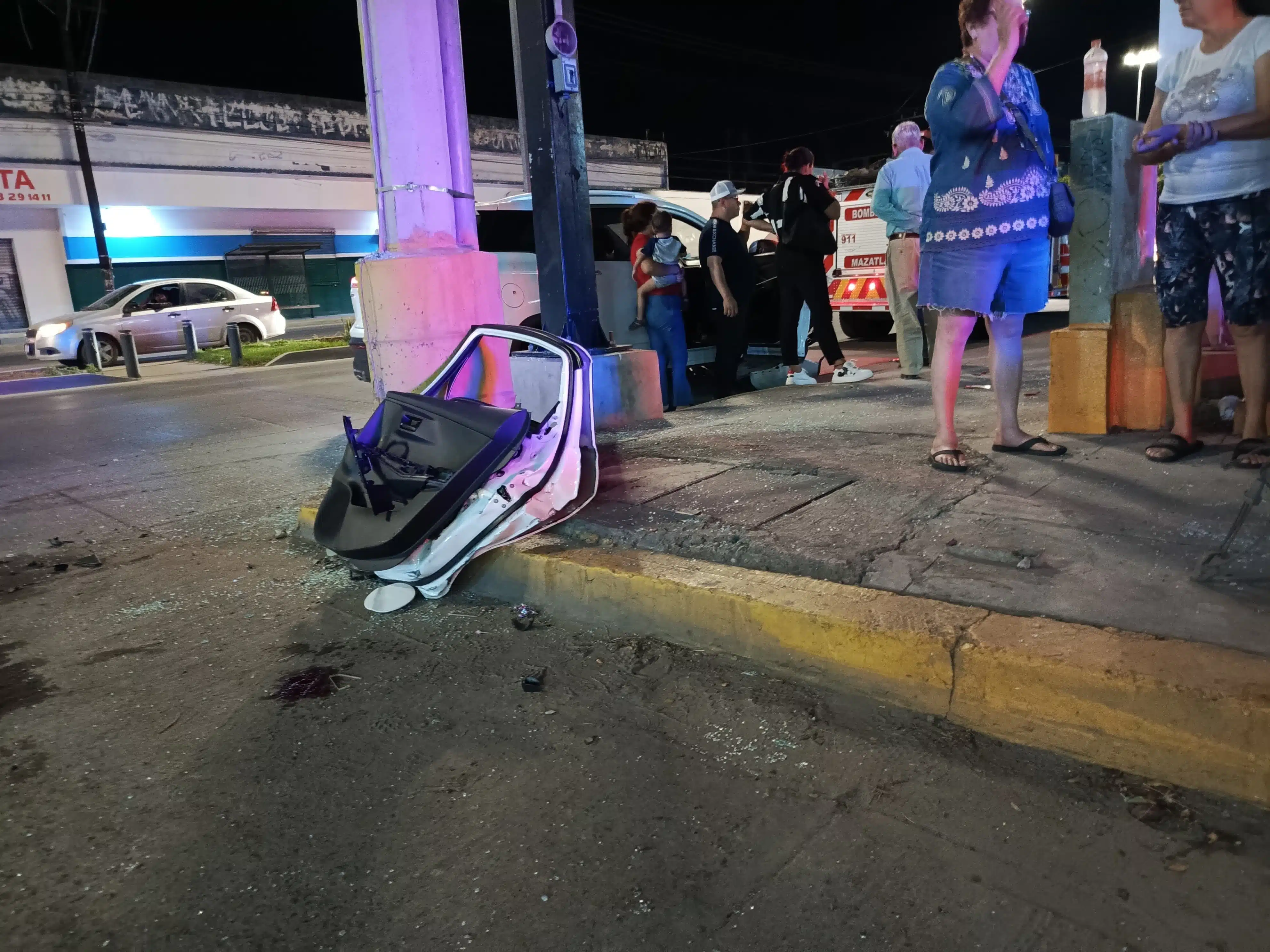 Las unidades involucradas tuvieron diversas afectaciones materiales tras el aparatoso accidente.