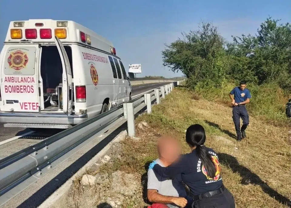 Paramédicos brindan primeros auxilios al conductor accidentado en la autopista Mazatlán-Culiacán