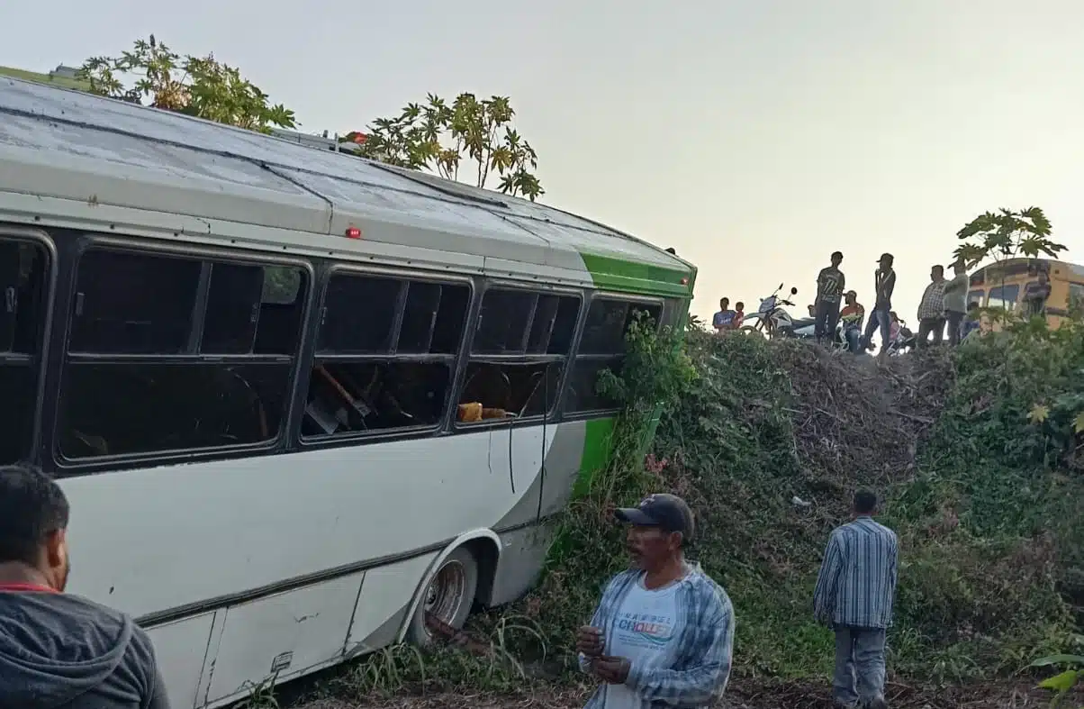 Autoridades acuden al sitio del accidente vial en el que viajaban en un camión 40 trabajadores de campo