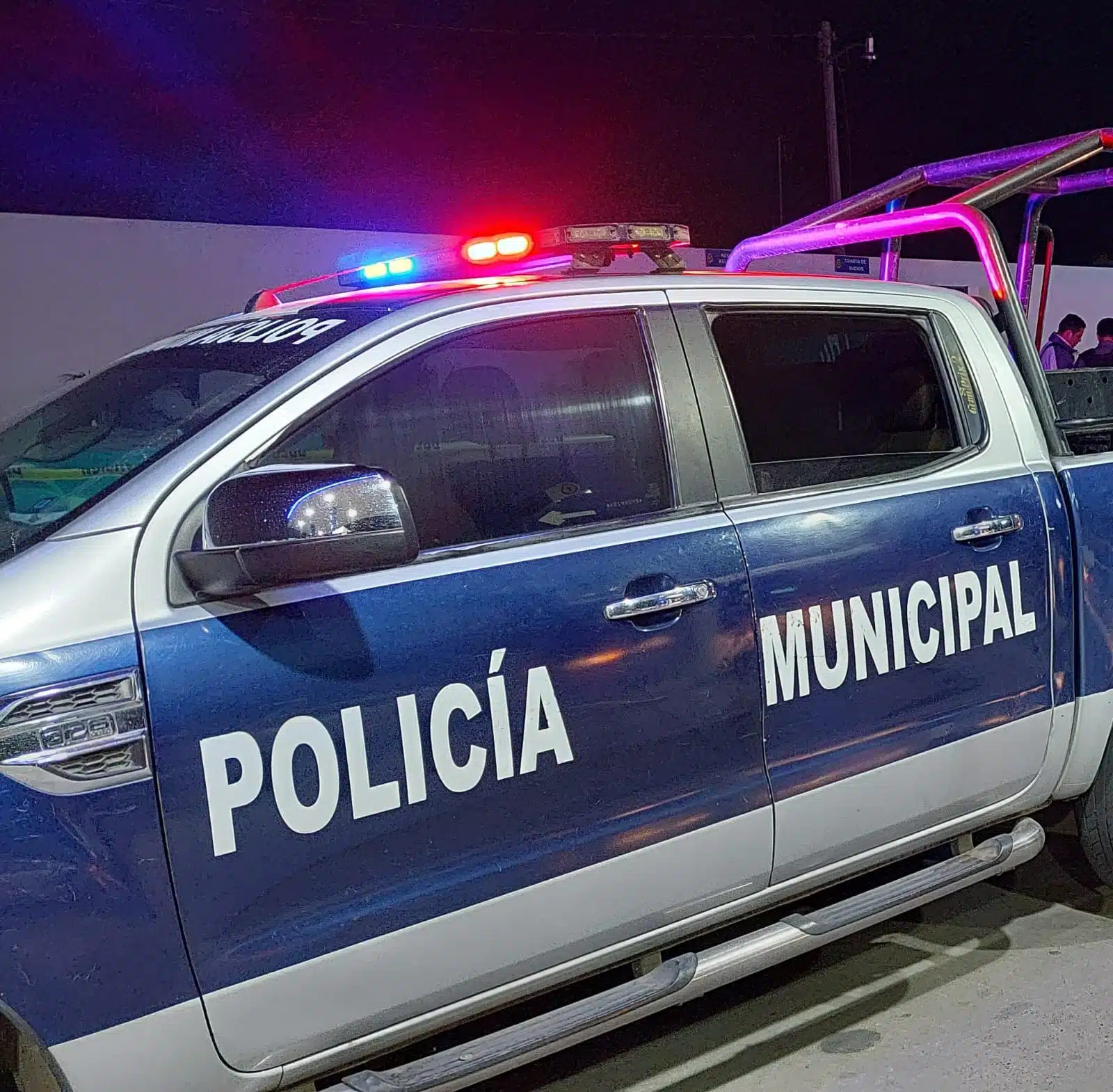 Accidente en compuertas, vuelca vehículo tipo sedán cerca de canal de riego