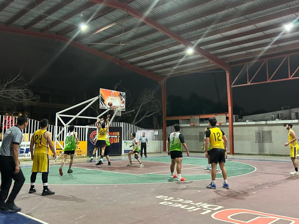 Acciones del Torneo Abierto de Basquetbol RSN 2024, en la Cancha 4 de Los Mochis