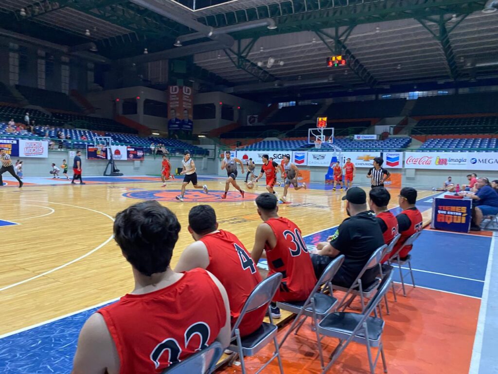 Acciones del Torneo Abierto de Basquetbol RSN 2024, en la Cancha 4 de Los Mochis