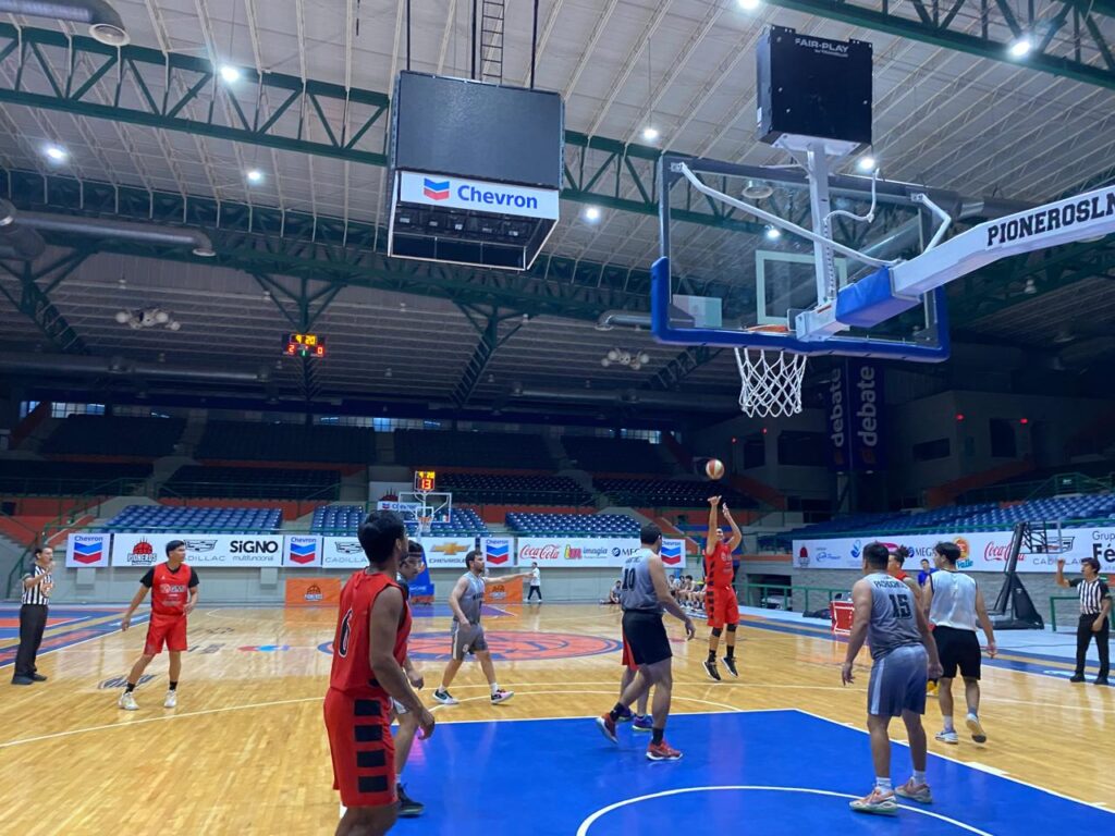 Acciones del Torneo Abierto de Basquetbol RSN 2024, en la Cancha 4 de Los Mochis