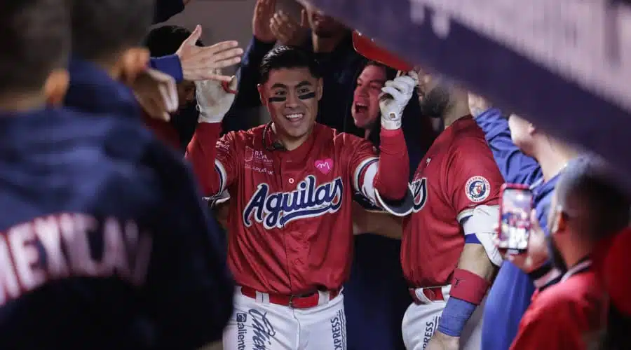 Águilas de Mexicali celebrando la victoria ante Tomateros de Culiacán.