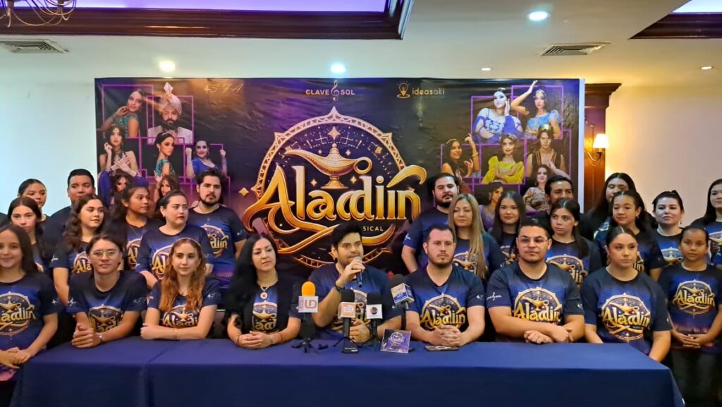 Enrique Castro, productor de la obra, en rueda de prensa junto con el elenco de Aladdin.