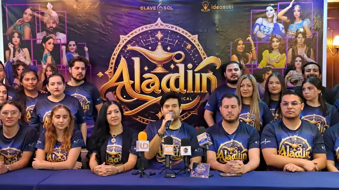 Enrique Castro, productor de la obra, en rueda de prensa junto con el elenco de Aladdin.