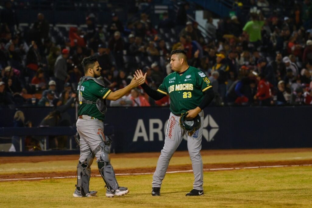 Alan Espinoza y el lanzador Fabián Cota, luego del salvamento del zurdo de los Cañeros