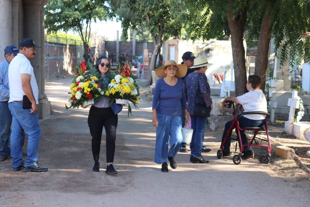 Alcaldesa de Salvador Alvarado destaca la preparación y limpieza en panteones