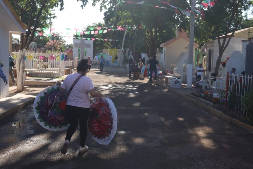 Alcaldesa de Salvador Alvarado destaca la preparación y limpieza en panteones