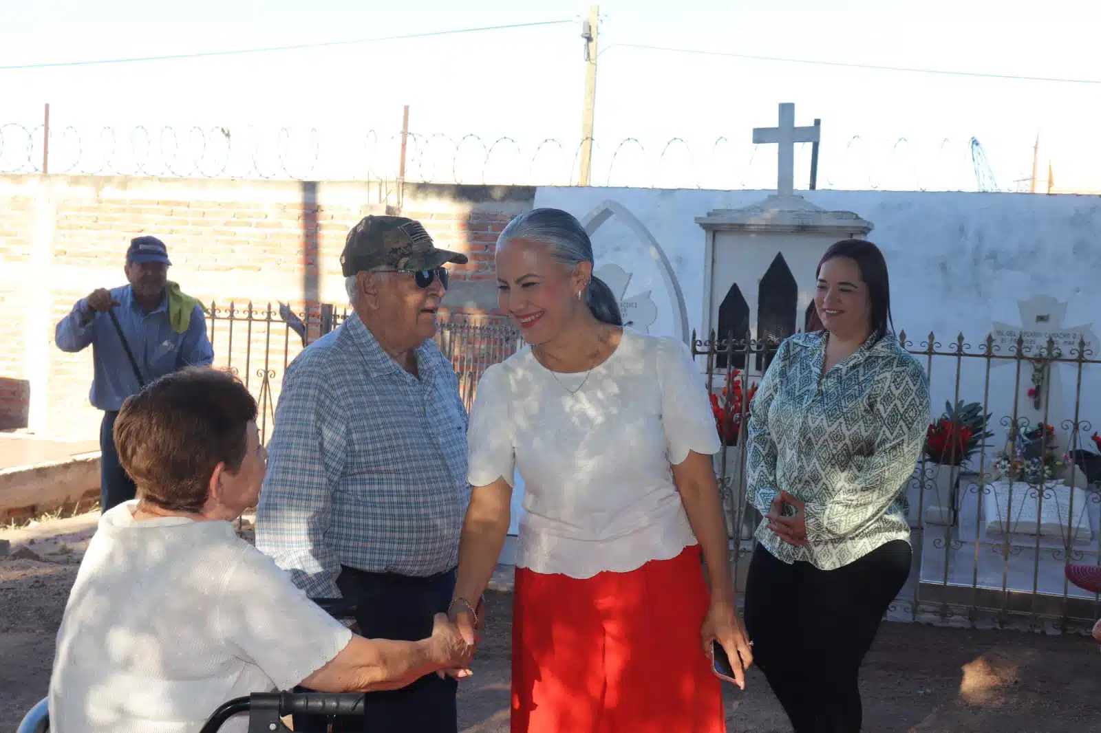 Alcaldesa de Salvador Alvarado destaca la preparación y limpieza en panteones