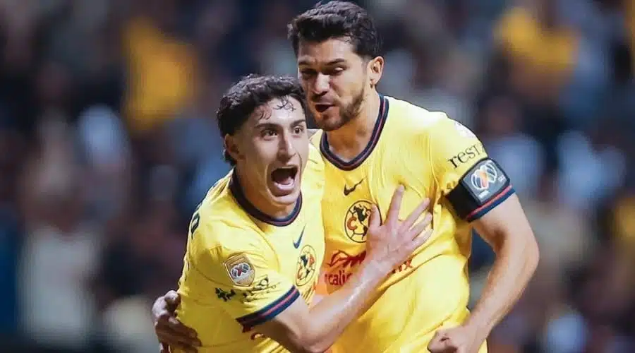 (Alejandro Zendejas y Henry Martin celebran juntos una anotación del Club América)