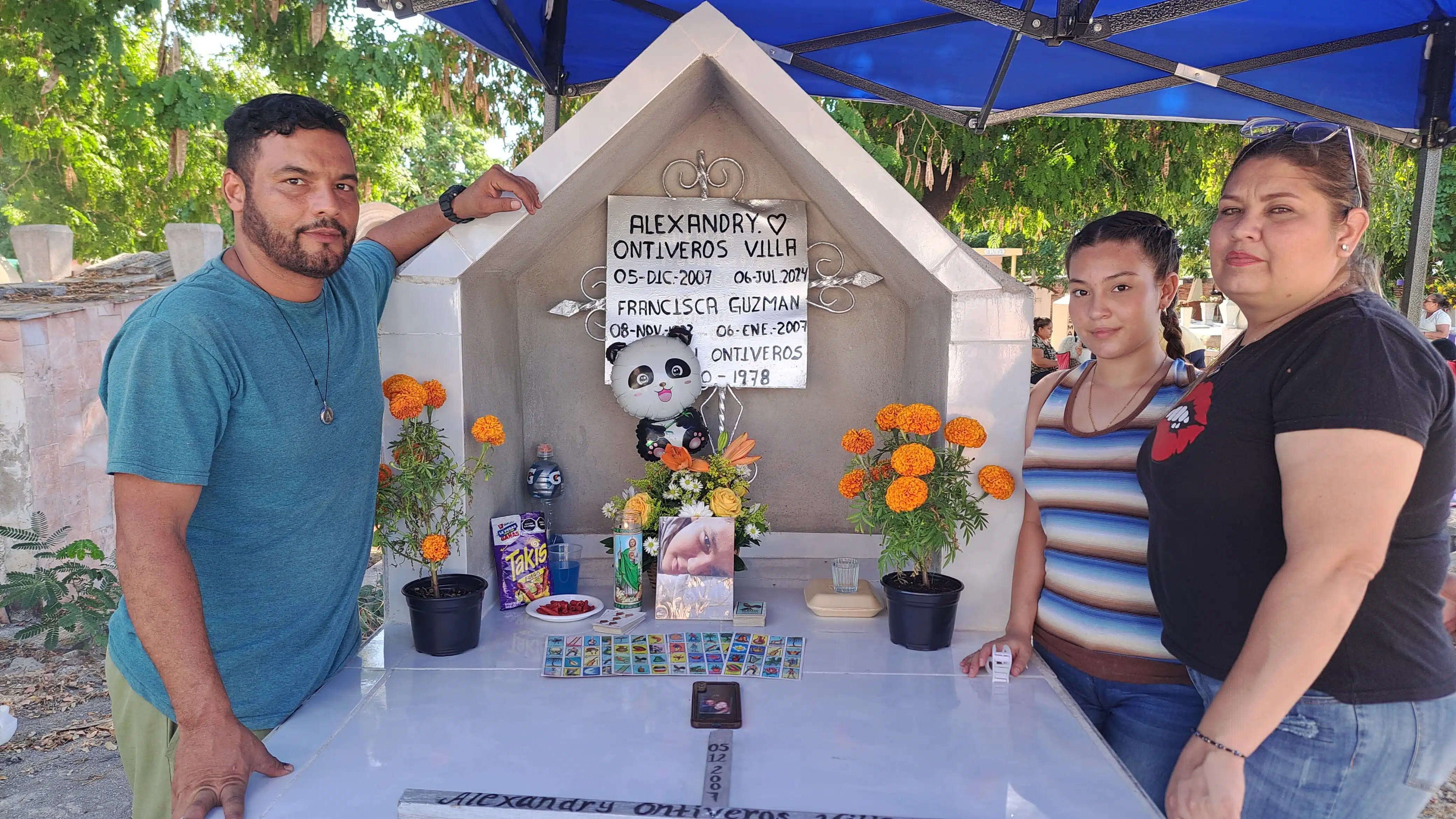 Familia Ontiveros Villa visitando la tumba de Alexandry este Día de los Angelitos.