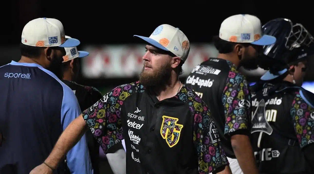 Jugadores de beisbol Algodoneros de Guasave y Venados de Mazatlán