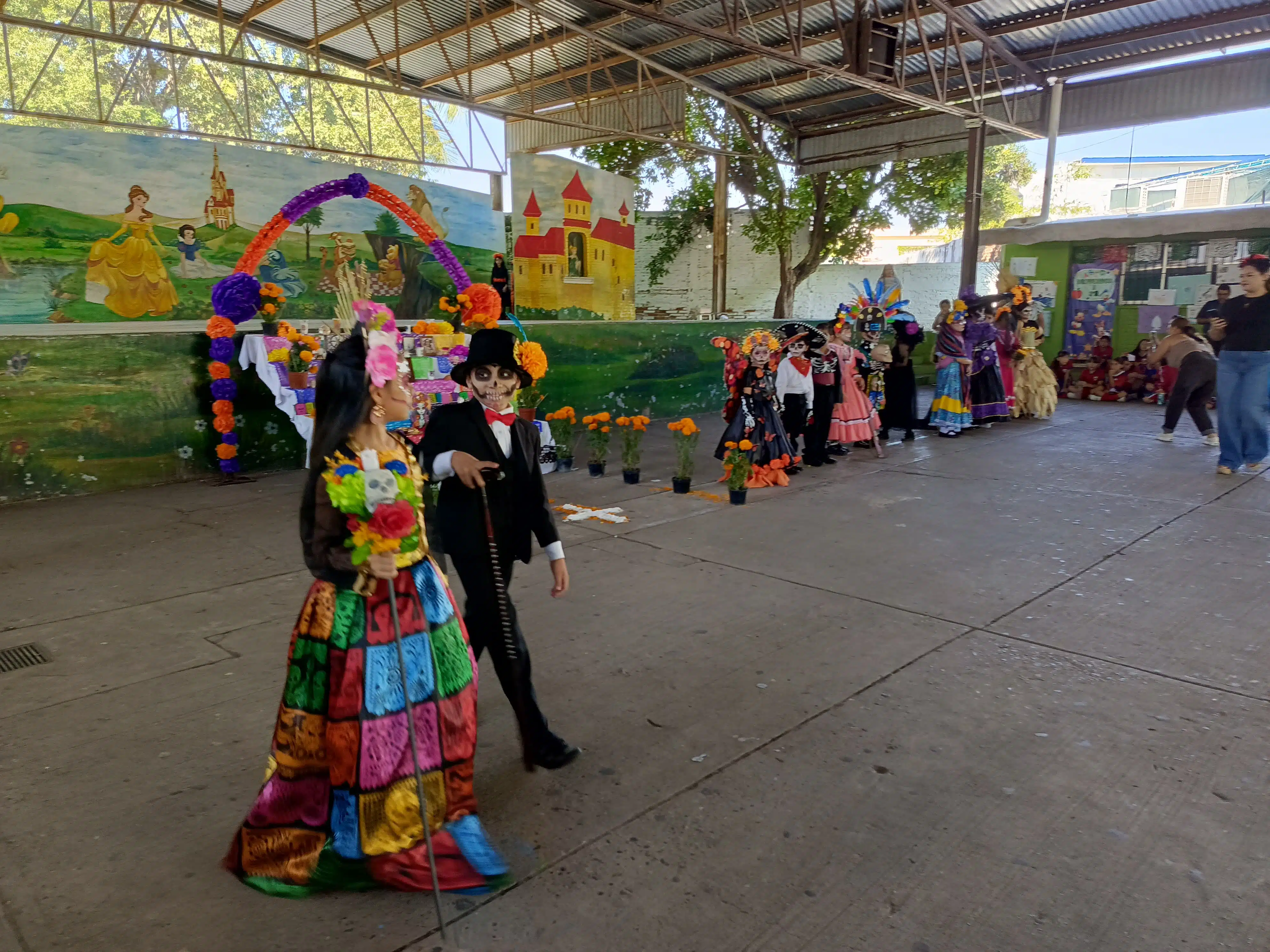 Alumnos en Mazatlán asisten a las escuelas y realizan altares de muertos