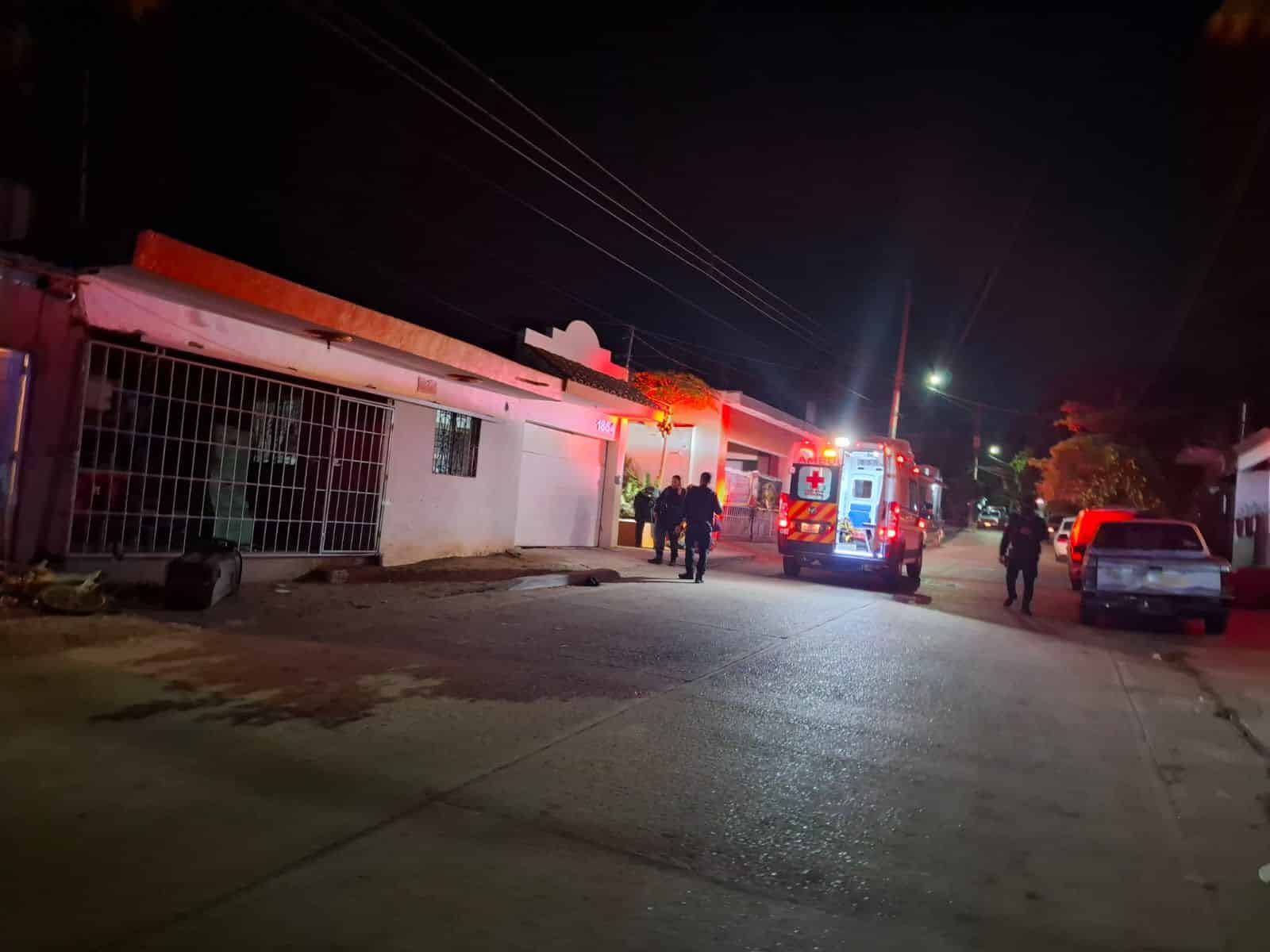 Ambulancia afuera de una vivienda en Culiacán