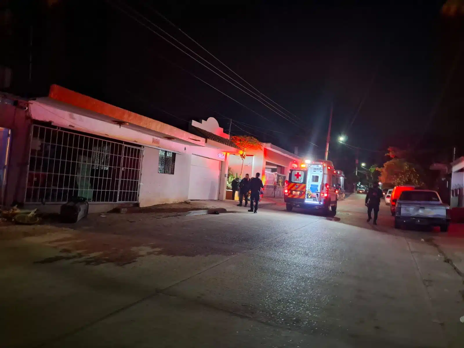 Ambulancia afuera de una vivienda en Culiacán