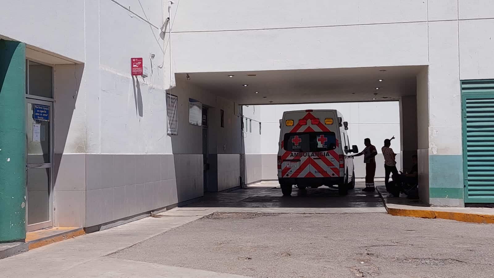 Ambulancia de Cruz Roja en un hospital de Los Mochis