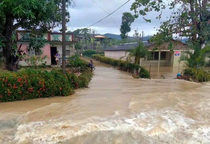 Ante inundaciones, evacuan a casi 70 mil en Guantánamo, Cuba