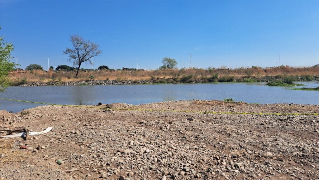 Asesinado y encadenado de los pies hallan a un hombre en el río Tamazula, al norte de Culiacán