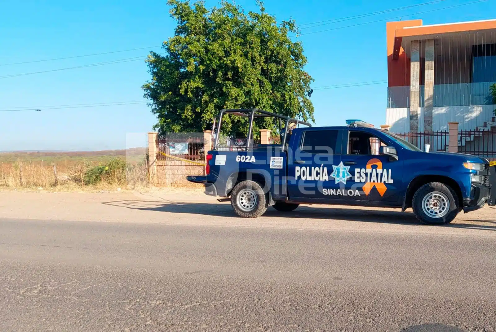 Policía Estatal afuera del panteón de El Carrizalelo al oriente de Culiacán.