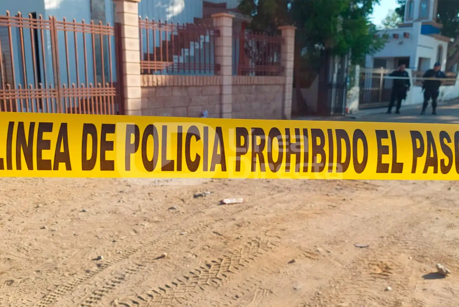 Zona acordonada donde fueron encontrados los tres hombres asesinados afuera del panteón de El Carrizalejo.