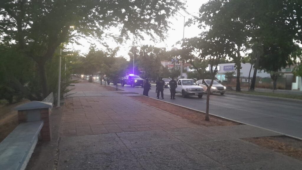 Agentes de seguridad arribaron al lugar de lo ocurrido en el bulevar Diego Valadez Ríos mejor conocido como Malecón Nuevo.