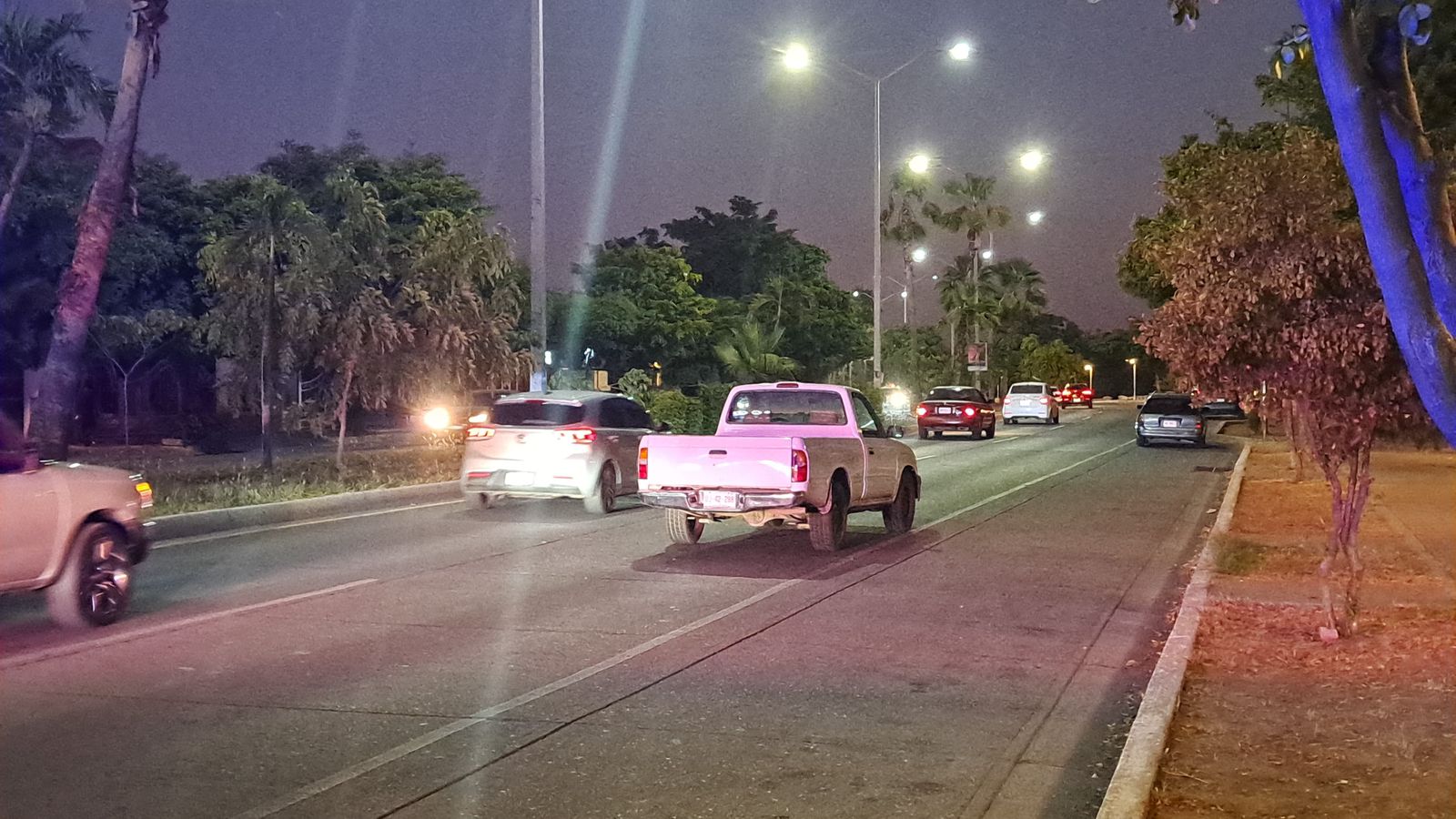 Camioneta de color blanco en la que viajaba el conductor que fue atacado a balazos en el Malecón Nuevo, en Culiacán.