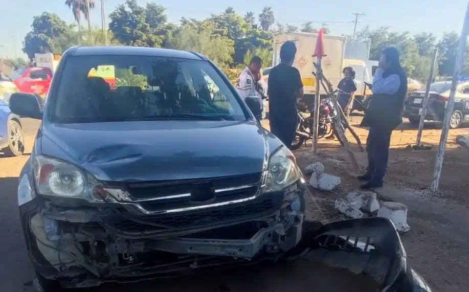 Auto dañado tras accidente en Los Mochis