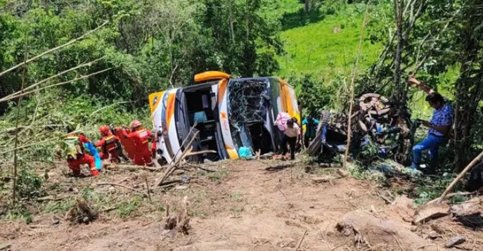 ¡Tragedia en Perú! Autobús escolar vuelca sobre un precipicio y deja 11 fallecidos