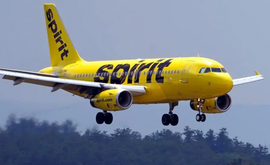 Avión Spirit Airlines aterrizando