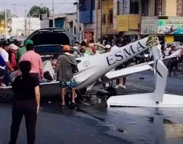 Avioneta se desploma en avenida y cae sobre una camioneta en Ecuador; dos muertos