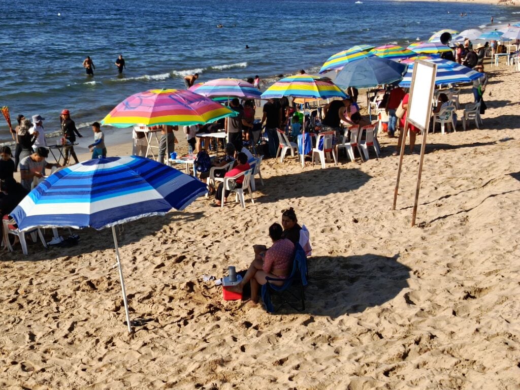 Turistas en la playa de Mazatlán