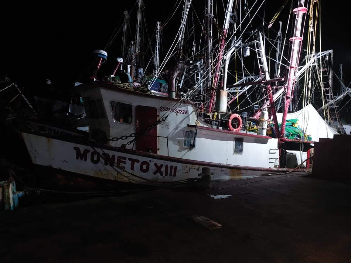 Barco camaronero en el que ocurrió el conato de incendio.