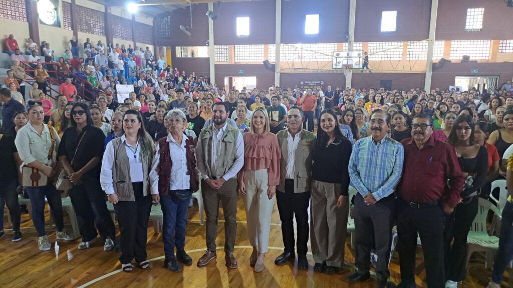 Asamblea informativa sobre beca Rita Cetina en Mazatlán.