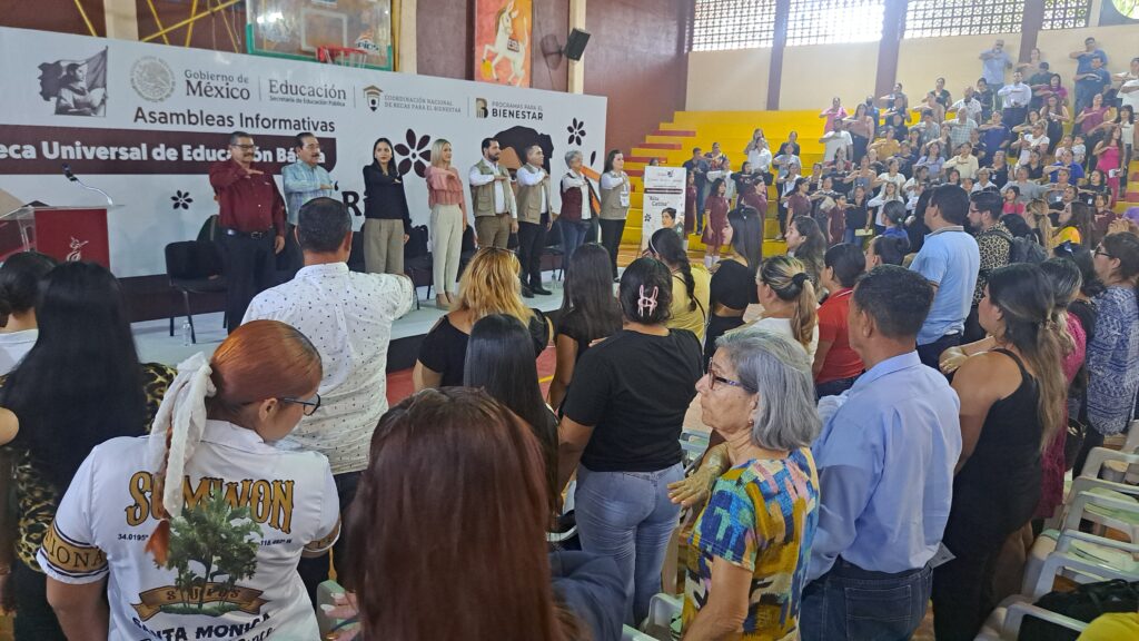 Asamblea informativa sobre beca Rita Cetina en Mazatlán.