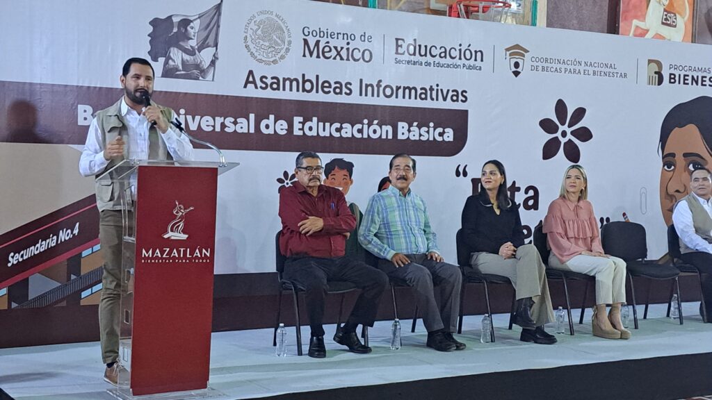 Asamblea informativa sobre beca Rita Cetina en Mazatlán.