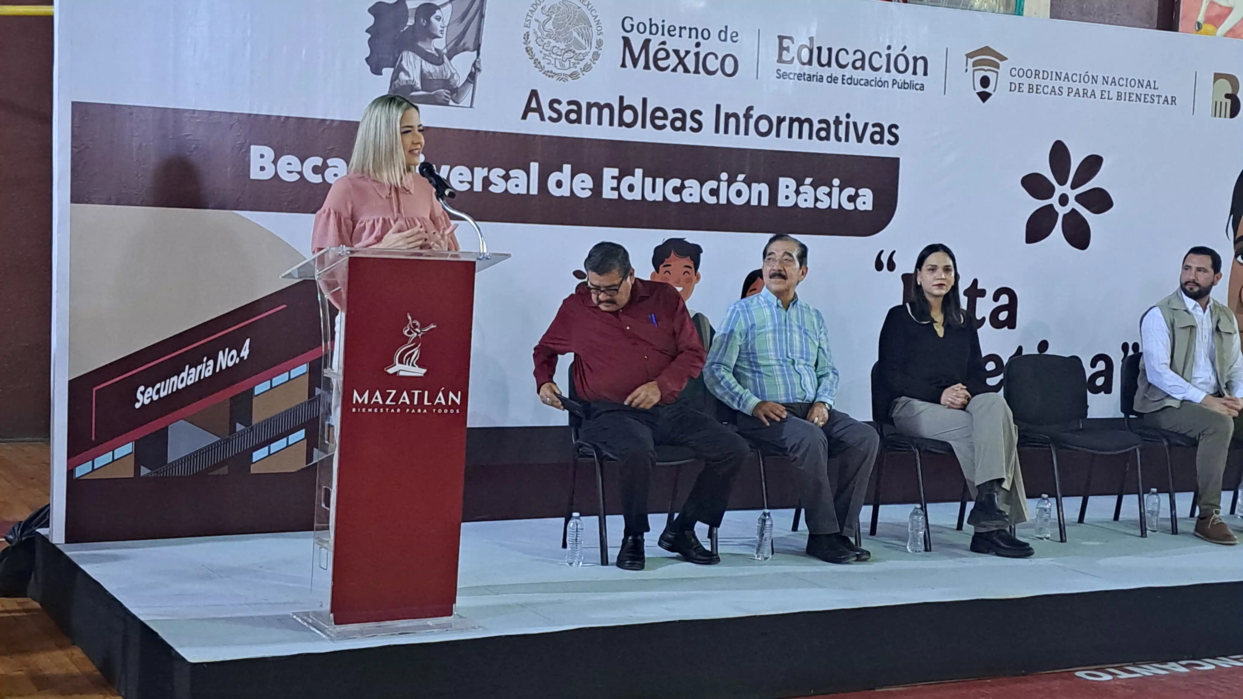 Asamblea informativa sobre beca Rita Cetina en Mazatlán.