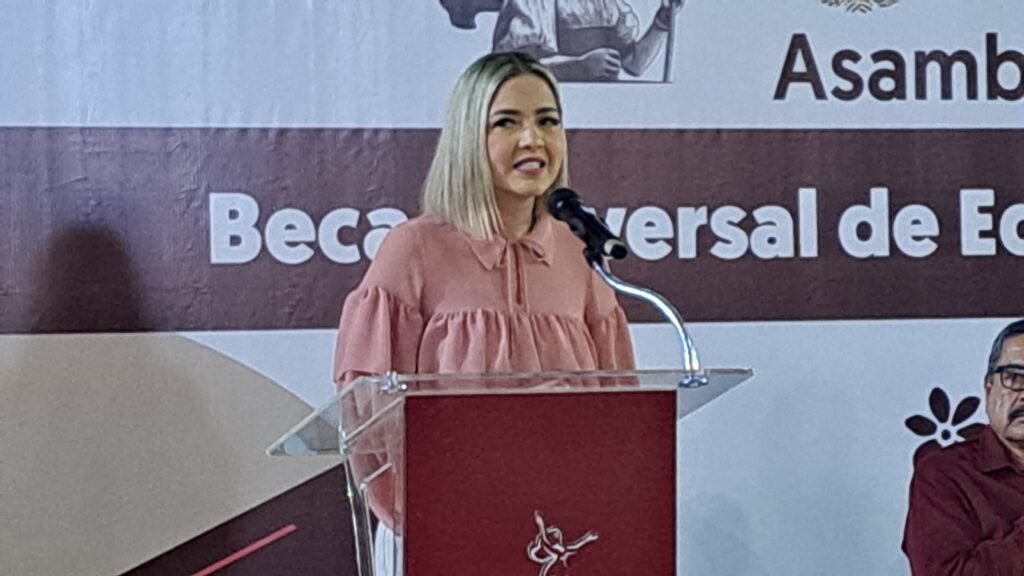 Asamblea informativa sobre beca Rita Cetina en Mazatlán.