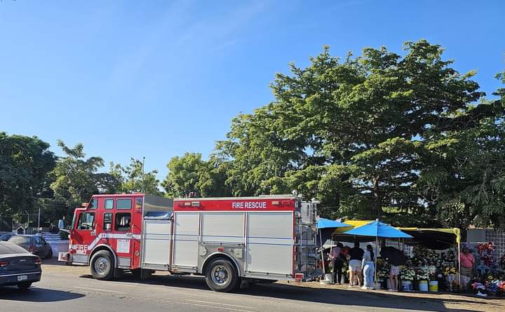 Camión de Bomberos Veteranos Mazatlán en un panteón municipal.