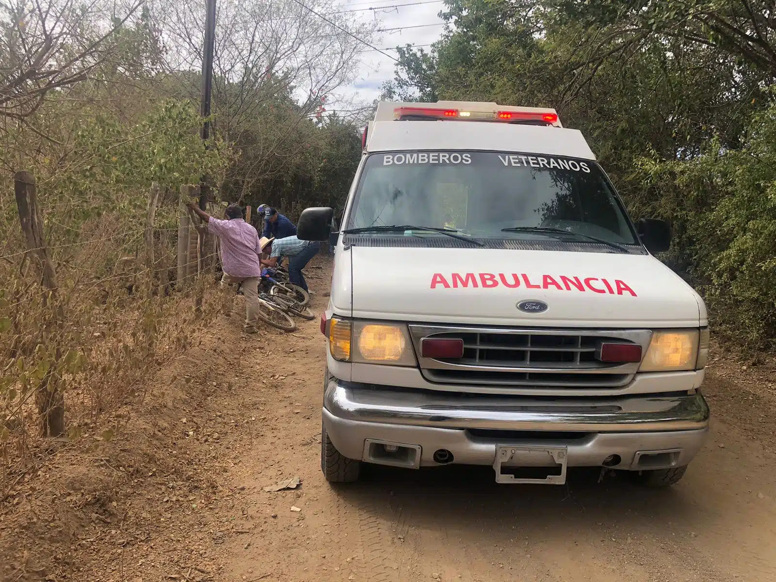 Bomberos Veteranos de Mazatlán acuden al sitio del accidente