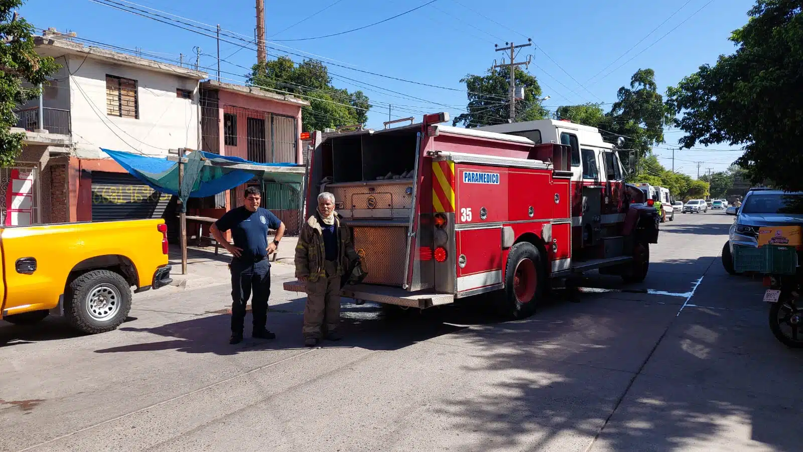 Elementos de bomberos de Los Mochis se trasladan al domicilio donde se reportó el conato de incendio