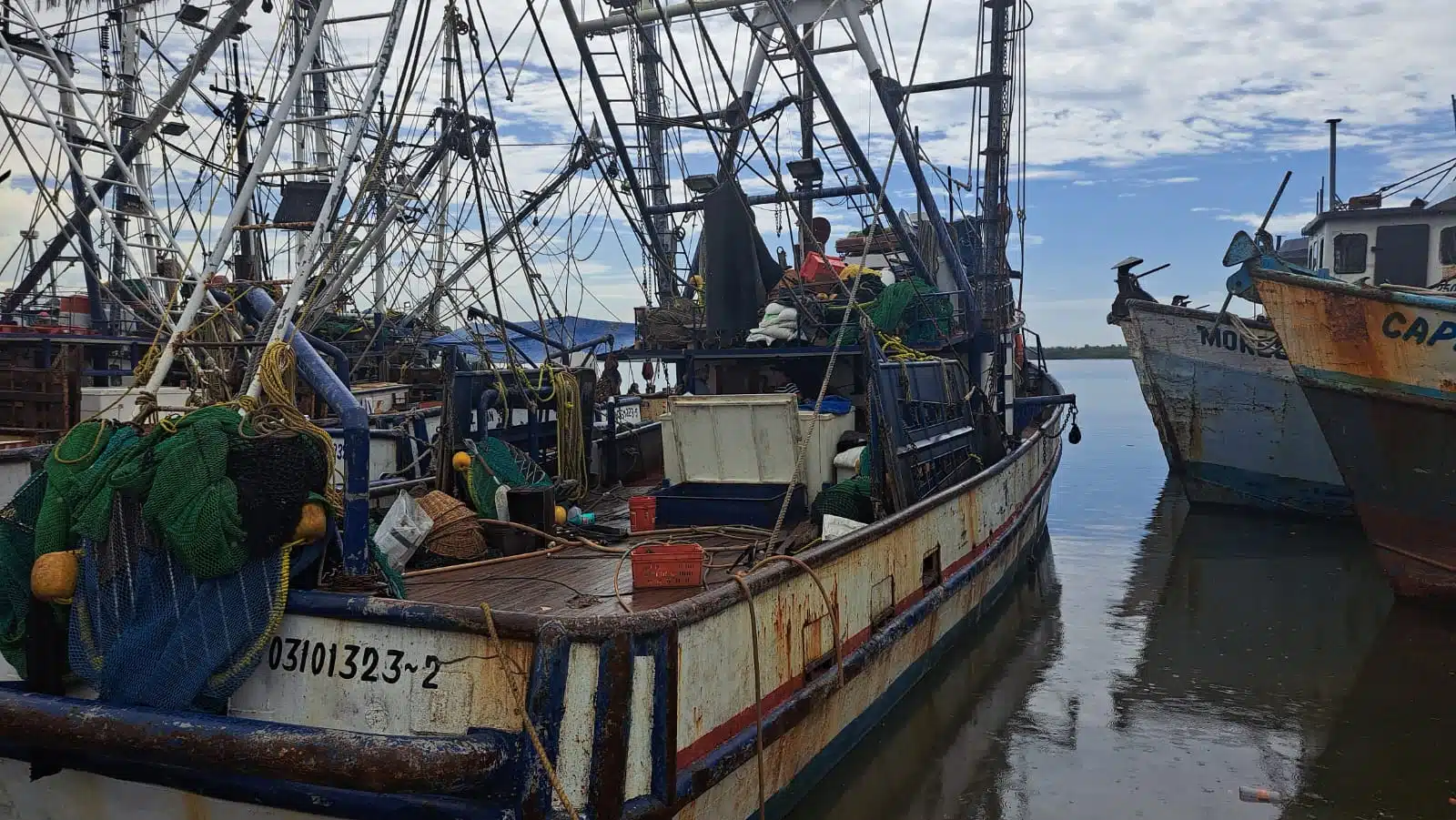 Bote de pesca atracado en un muelle