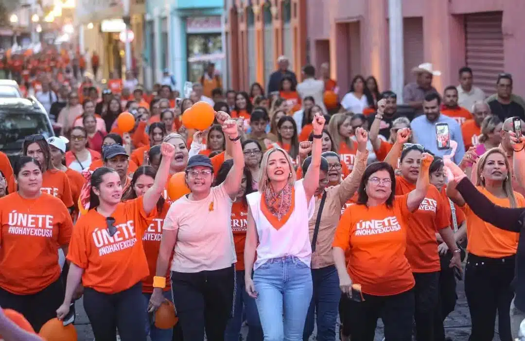 Mujeres y niñas participan en la 