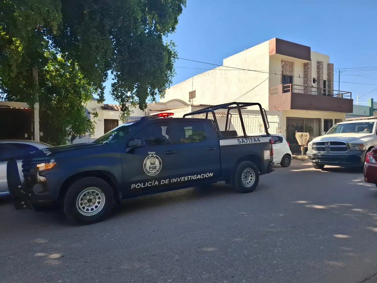 Camioneta con gente armada ingresó con logos aparentemente falsos de la CFE a residencial de Culiacán